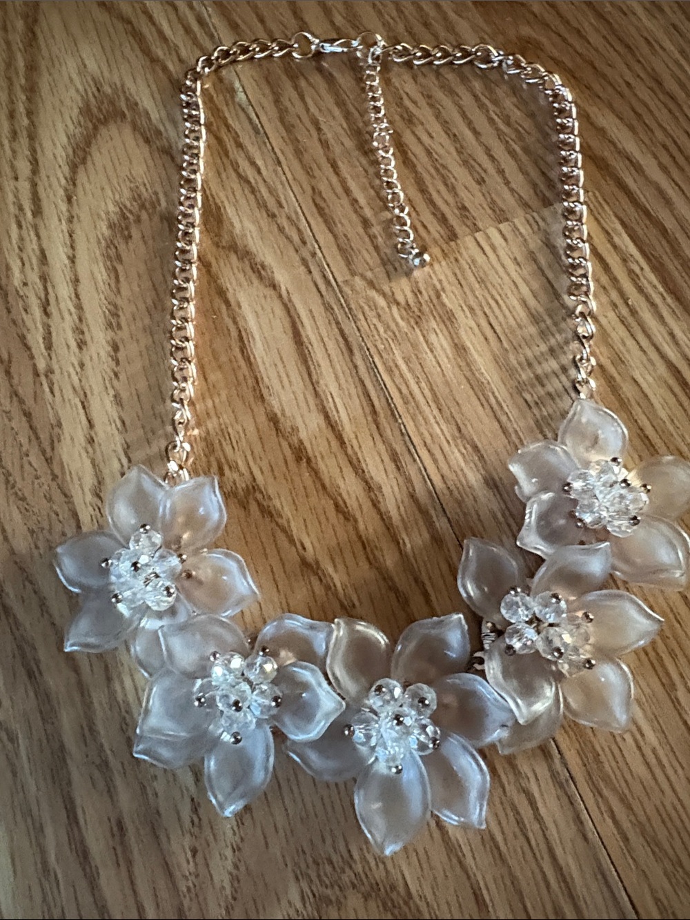 VINTAGE SEMI-TRANSPARENT LUCITE FLORAL SPARKING CRYSTAL CENTER 17-20"NECKLACE